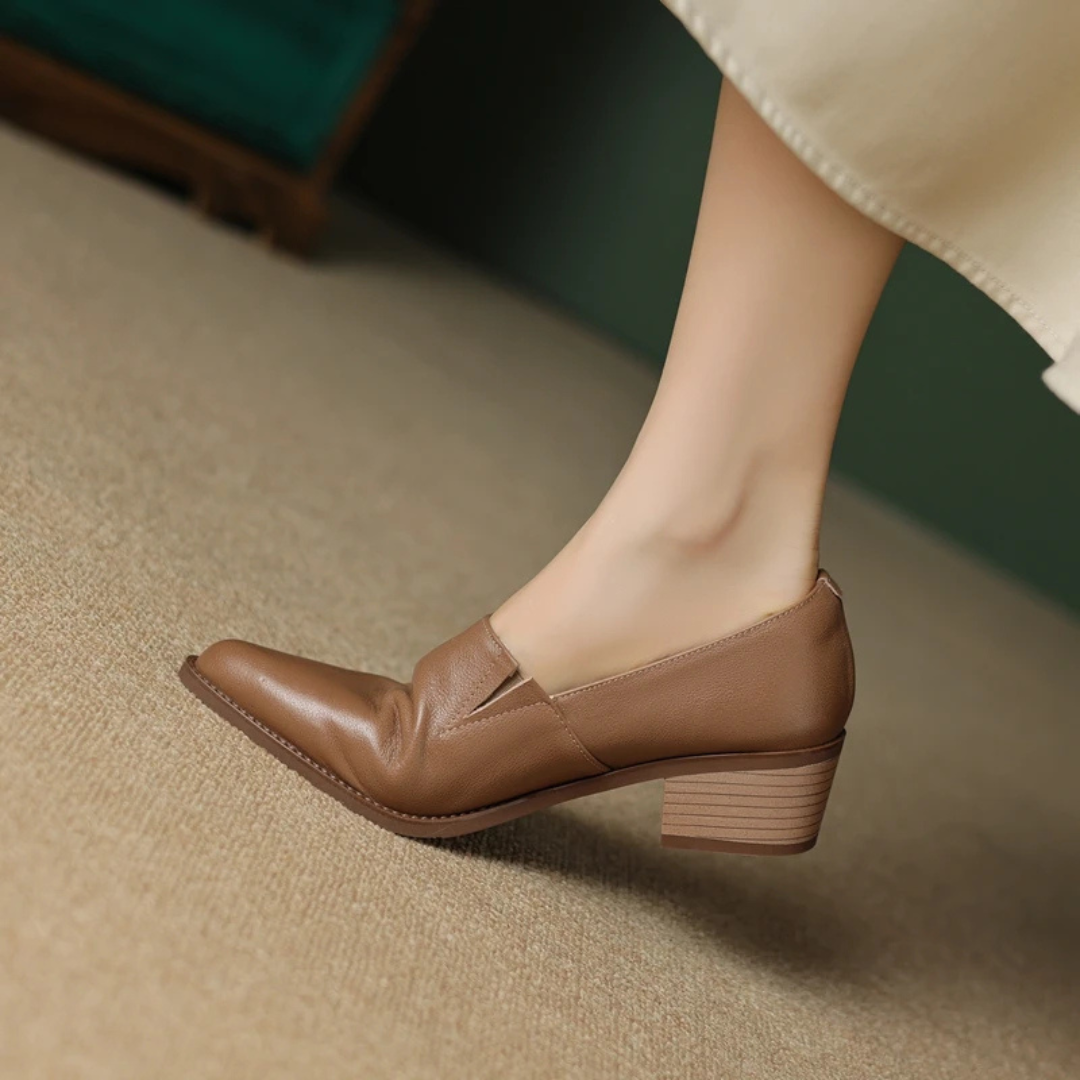 zapatos de piel auténtica con punta puntiaguda y tacón medio